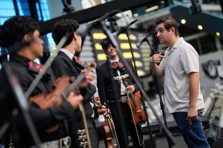 With violins, trumpets and the guitarrón, Las Vegas is training the mariachi educators of tomorrow